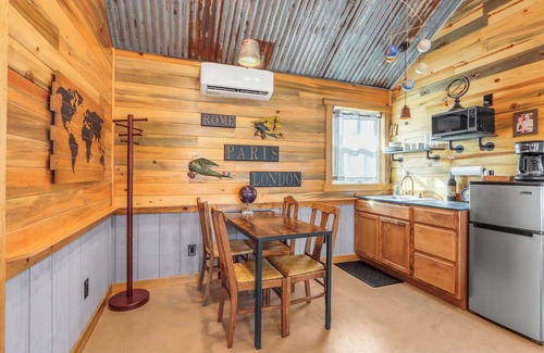 Wimberley Cabina | Wimberley Traveler’s Cottage w/ Firepit & Pickleball