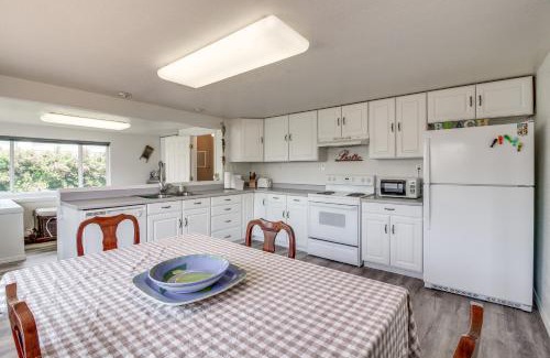 Winchester Bay Casa | Winchester Bay Vacation Rental Near Dunes and ATV!