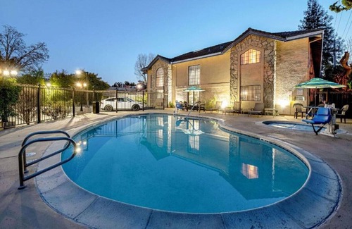 South San Jose Casa | Wind down and rest up near San Jose McEnery Convention Center!!