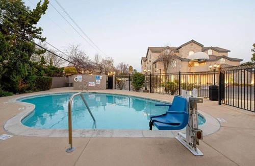 South San Jose Casa | Wind down and rest up near San Jose McEnery Convention Center!!