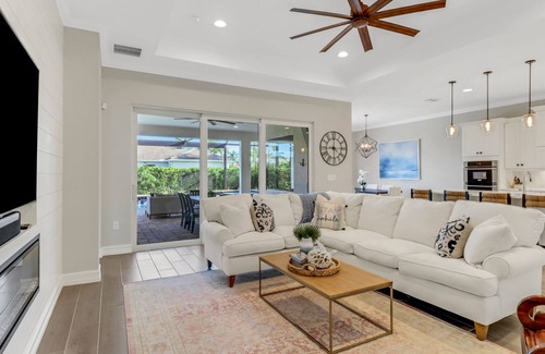 Naples Casa | Wind & Waves - Beautifully Appointed & Meticulously Maintained