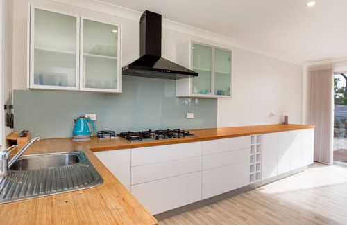 Vincentia Cabaña | WindanSea Cottage - Pet Friendly - Ocean Glimpses