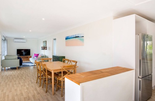 Vincentia Cabaña | WindanSea Cottage - Pet Friendly - Ocean Glimpses