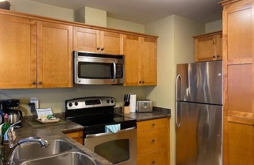 Golden Condominio | Windfall Lodge: 2-bedroom condo with hot tub and mountain views