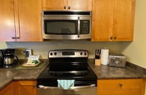 Golden Condominio | Windfall Lodge: 2-bedroom condo with hot tub and mountain views