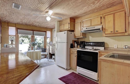 San Leon Apartamento | Windmill Gardens Inn "Gallery" by Galveston Bay is a cozy tropical hideaway