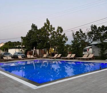 Shkoder Otro | Windmill Shkodra Gesthouse Camping & Grill