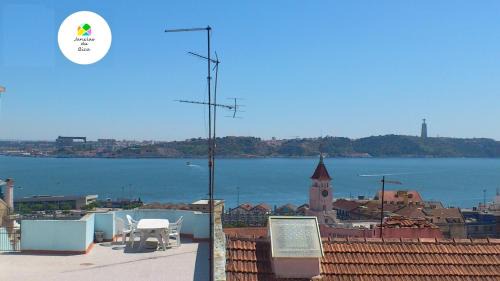 Misericordia Apartamento | Windows of Bica-great view over river