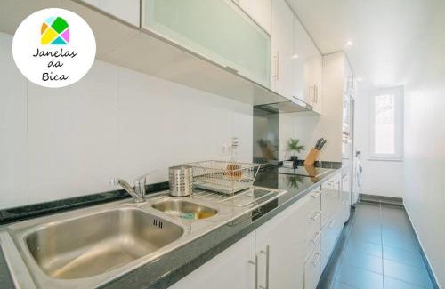 Misericordia Apartamento | Windows of Bica-great view over river