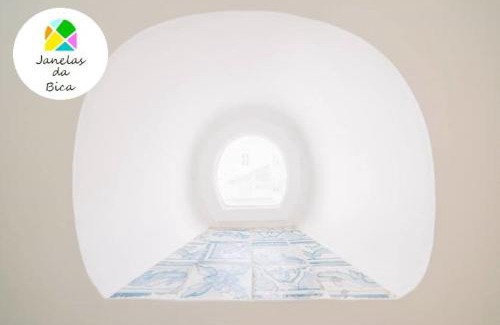Misericordia Apartamento | Windows of Bica-great view over river