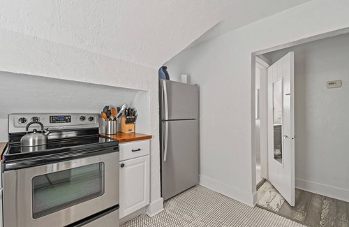 Parrot Cove Cabaña | Windsor Cottage - A Quaint Historic Retreat Close to Golf, Beach & Downtown