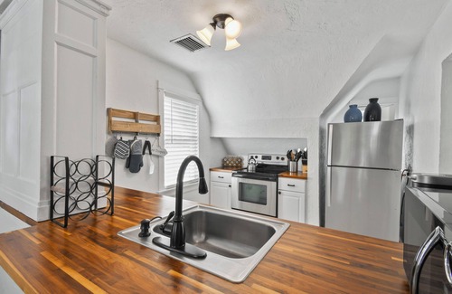 Parrot Cove Cabaña | Windsor Cottage - A Quaint Historic Retreat Close to Golf, Beach & Downtown