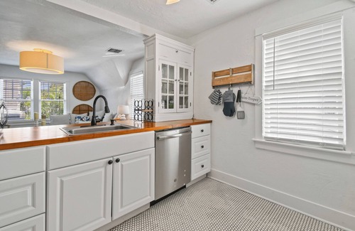 Parrot Cove Cabaña | Windsor Cottage - A Quaint Historic Retreat Close to Golf, Beach & Downtown