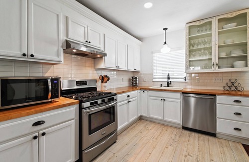 Parrot Cove Casa | Windsor House - Quaint Home Near Beach, Golf & Downtown
