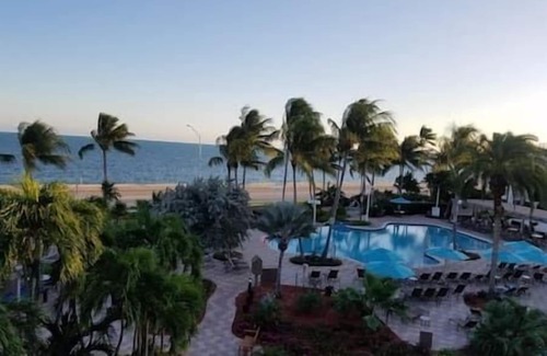 Key West Complejo | Windward Point Beachfront Resort, Hot Tub, Pool