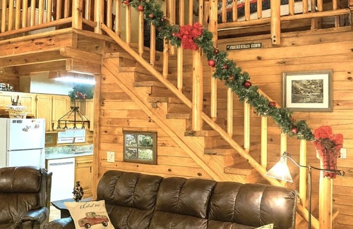 Wears Valley Cabina | 2 Bedroom-2 bath, Pet-Friendly-Fenced in yard- Handicap Ramp-September Special!