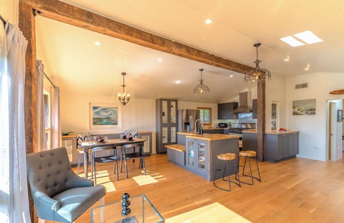 Old Town Casa | WindyHideaway~NEW & Stunning Retreat! Coastal Family Fun in Bodega Bay! GmRm