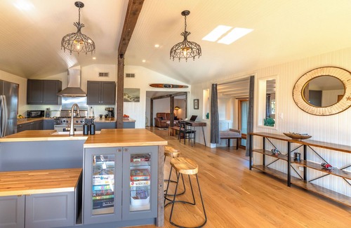 Old Town Casa | WindyHideaway~NEW & Stunning Retreat! Coastal Family Fun in Bodega Bay! GmRm