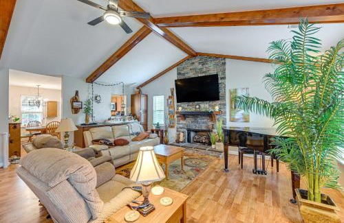 Lexington Casa | Wine and BBQ Trail Fun Home with Hot Tub in Lexington
