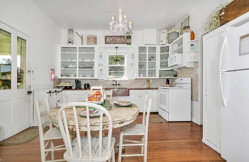 Stonewall Otro | Wine Cellar Farmhouse | 3 King Beds | Full Kitchen | Pet Friendly w/ fee