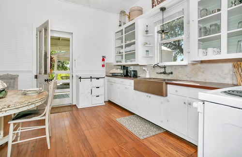 Stonewall Otro | Wine Cellar Farmhouse | 3 King Beds | Full Kitchen | Pet Friendly w/ fee