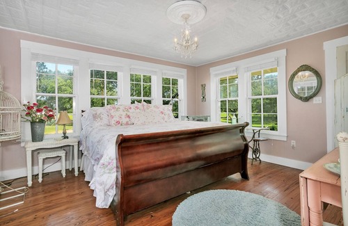 Stonewall Otro | Wine Cellar Farmhouse | 3 King Beds | Full Kitchen | Pet Friendly w/ fee