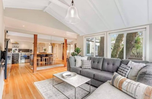 Glen Ellen Casa | Wine Country Creekside Retreat With Hot Tub