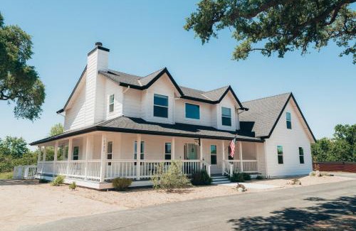 Paso Robles Casa | Wine Country Modern Farmhouse With Heated Pool, Hot Tub, Cybertruck
