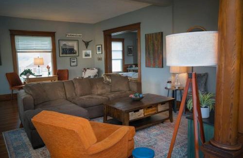 Benton Harbor Casa | Wine Country Oasis Charming Farmhouse 10 Acres