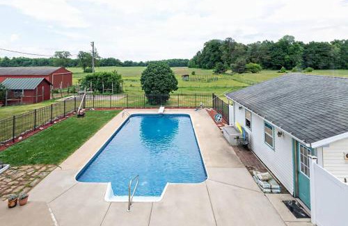 Benton Harbor Casa | Wine Country Oasis Charming Farmhouse 10 Acres