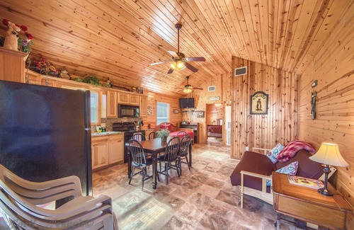New Braunfels Casa | Wine Cup Rr9122wc 1 Bedroom Home by RedAwning