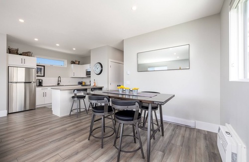 Central Okanagan Apartamento | "Wine Down" and indulge in this incredible Okanagan experience!