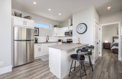 Central Okanagan Apartamento | "Wine Down" and indulge in this incredible Okanagan experience!