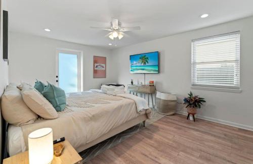 Jacksonville Beach Casa | Wine Down, Heated Saltwater Pool