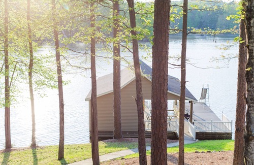Leasburg Cabaña | Wine Down in 5BR Lake Front Home at Hyco Lake