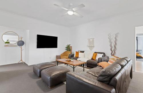 Cessnock Casa | Wine Down Retreat - The Great Entertainer with Heated Pool, Fireplace and Firepit for the Perfect All-Season Escape