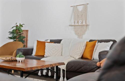 Cessnock Casa | Wine Down Retreat - The Great Entertainer with Heated Pool, Fireplace and Firepit for the Perfect All-Season Escape