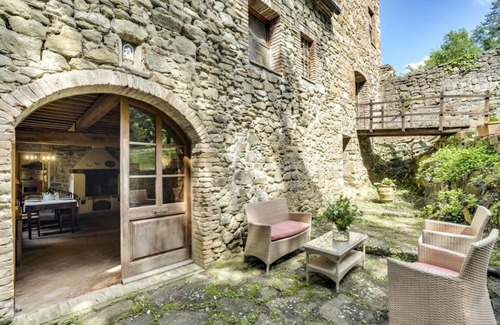 Castelnuovo dell'Abate Villa | Vino e historia en Montalcino- Quédese en un antiguo molino
