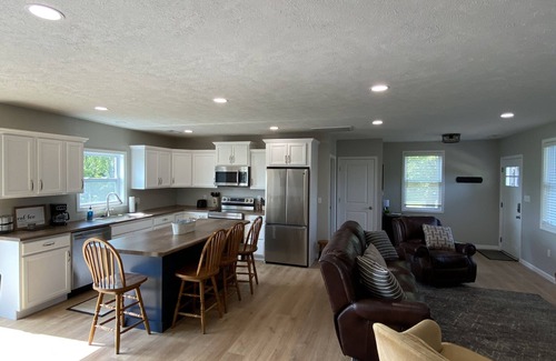 Cobden Casa | Wine Trail, Cozy Cabin plus hot tub