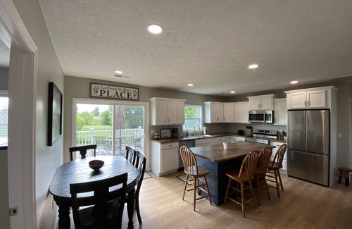 Cobden Casa | Wine Trail, Cozy Cabin plus hot tub