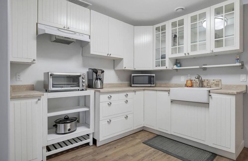 Central Okanagan Casa | Wine Trail Full Suite with Private Entrance, Patio and Views!