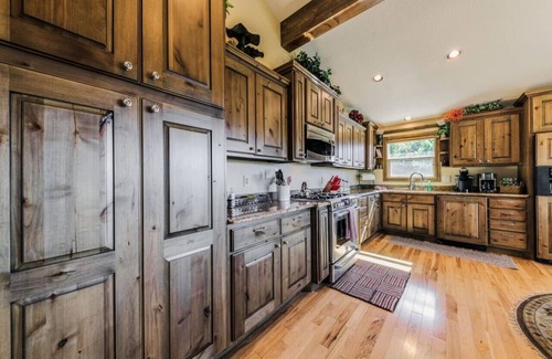 Ruidoso Chalet De Esquí | Wine & Wilderness: MTN Luxe Chalet/ Hot Tub/ Views!