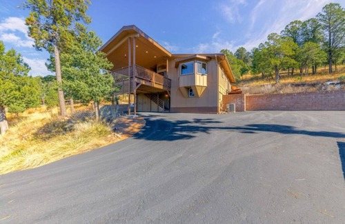 Ruidoso Chalet De Esquí | Wine & Wilderness: MTN Luxe Chalet/ Hot Tub/ Views!