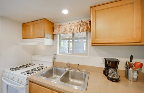 Fredericksburg Cabina | Winery Cabin in Fredericksburg w/ Wraparound Deck!