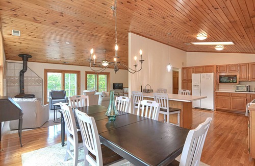 Gloucester Casa | Wingaerchic: Woodsy retreat in West Gloucester