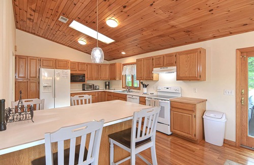 Gloucester Casa | Wingaerchic: Woodsy retreat in West Gloucester