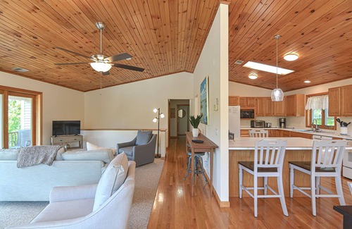 Gloucester Casa | Wingaerchic: Woodsy retreat in West Gloucester