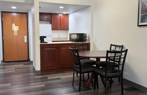 Wayne Hotel | Wingate by Wyndham Indianapolis Airport-Rockville Rd.