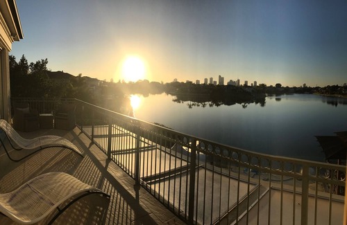 Broadbeach Waters Casa | GANADORA MEJOR CASA DE VACACIONES FAMILIAR 2017. CASA DE LUJO FRENTE AL MAR CON TODO