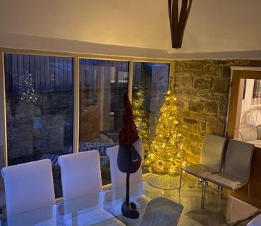Stocksfield Casa | Winnie Cottage - Hot Tub, Games Room, Sauna, Large Garden
